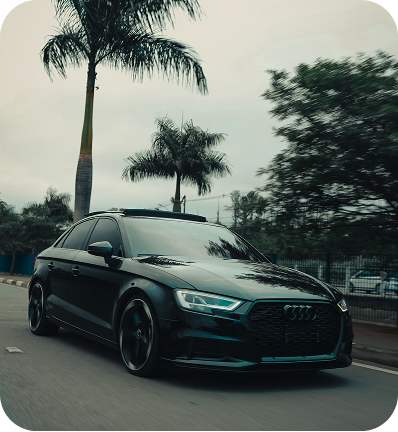 Foto de um carro preto esportivo na rua
